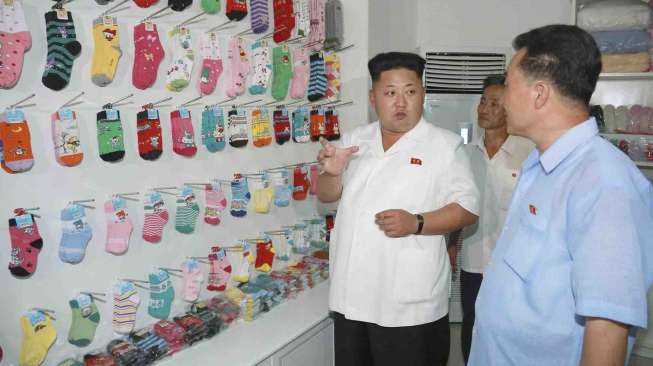 Pemimpin Korut Kim Jong Un, kunjungi pabrik kaus kaki, di Pyongyang, Korut, 7 Agustus 2014 REUTERS/KCNA