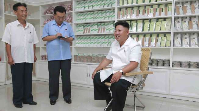 Pemimpin Korea Utara Kim Jong Un, kunjungi pabrik kaus kaki, di Pyongyang, Korea Utara, Kamis (7/8).  [Reuters/KCNA]