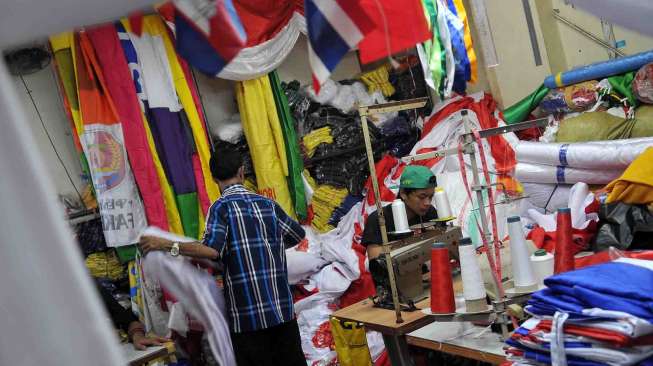 Konveksi milik Syamsir yang ramai memenuhi pesanan bendera Merah Putih menjelang HUT Kemerdekaan Republik  Indonesia, di Jakarta, Kamis (7/8). [suar.com/Adrian Mahakam]