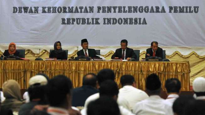 Dewan Kehormatan Penyelenggara Pemilu menggelar sidang perdana dugaan pelanggaran kode etik KPU dan Bawaslu RI di Ruang KH. M. Rosyidi, Kantor Kementrian Agama Jakarta, Jumat (8/8). [suara,com/Adrian Mahakam]