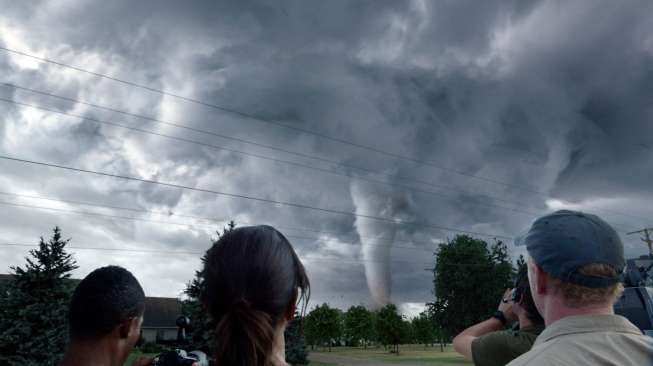 Kisah Seru Memburu Badai di "Into The Storm"