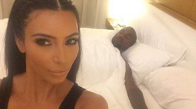 Kim Kardashian Luncurkan Buku Koleksi Foto Selfie