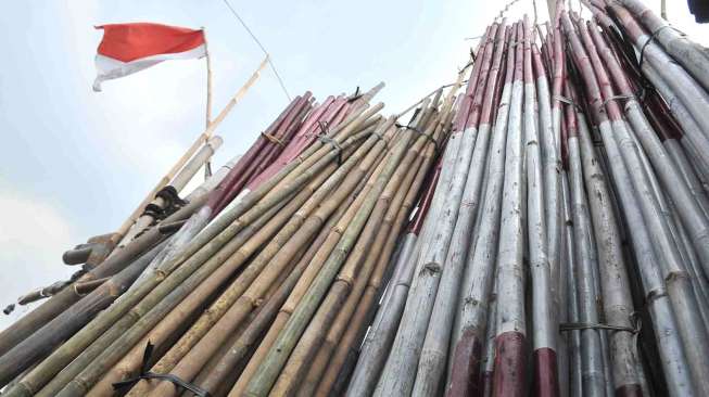 Bambu-bambu untuk tiang bendera dan sebagaimana, kerap dicari pada momen HUT RI, seperti yang antara lain tersedia di usaha bambu milik Kahfi di kawasan Manggarai, Jakarta, Sabtu (9/8/2014) ini. [Suara.com/Adrian Mahakam]