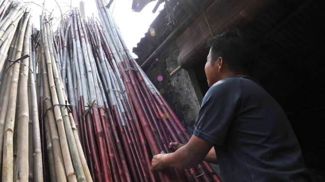 Bambu-bambu untuk tiang bendera dan sebagaimana, kerap dicari pada momen HUT RI, seperti yang antara lain tersedia di usaha bambu milik Kahfi di kawasan Manggarai, Jakarta, Sabtu (9/8/2014) ini. [Suara.com/Adrian Mahakam]