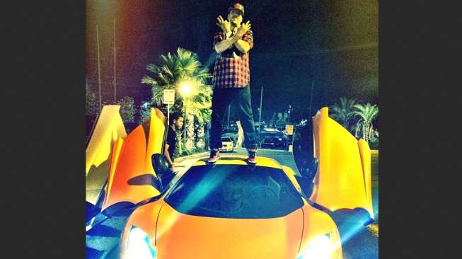 Pose French Montana di atas mobil langka McLaren. [Akun Instagram French Montana]