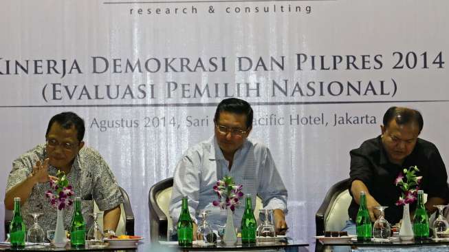 Lembaga Survey Saiful Mujani Reaserch Consulting (SMRC) merilis survei bertajuk \" Kinerja Demokrasi dan Pilpres 2014 : Evaluasi Pemilih Nasional\" di Jakarta, Minggu (10/8). [suara.com/Kurniawan Mas'ud]