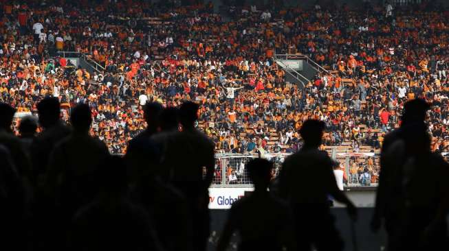 Para pendukung tim sepak bola Persija Jakarta, THE JAKMANIA memadati stadion utama Gelora Bung Karno Jakarta, Minggu (10/8). [suara.com/Kurniawan Mas'ud]