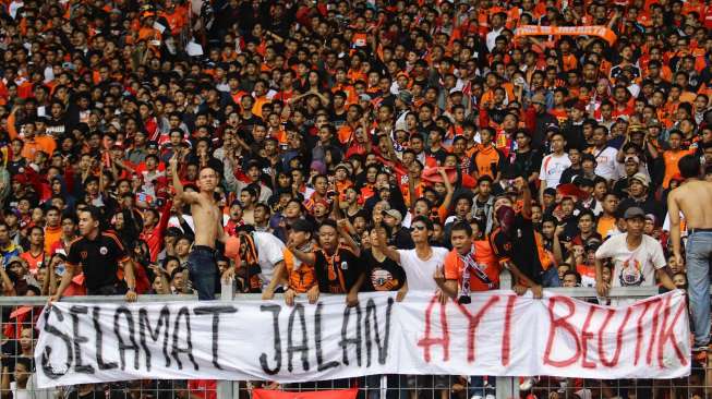 Para pendukung tim sepak bola Persija Jakarta, THE JAKMANIA memadati stadion utama Gelora Bung Karno Jakarta, Minggu (10/8). [suara.com/Kurniawan Mas'ud]