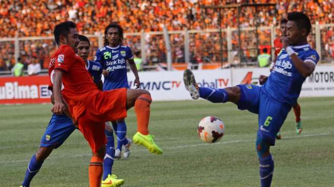 Pertandingan Liga Super Indonesia,  Persija Jakarta melawan Persib Bandung di Stadion Gelora Bung Karno Jakarta, Minggu (10/8).   [suara.com/Kurniawan Mas'ud]