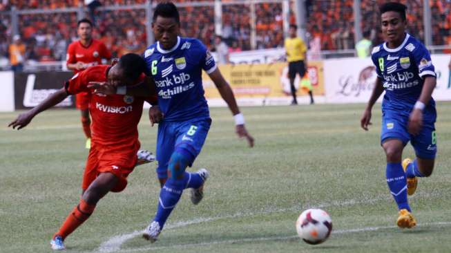 Pertandingan Liga Super Indonesia,  Persija Jakarta melawan Persib Bandung di Stadion Gelora Bung Karno Jakarta, Minggu (10/8).   [suara.com/Kurniawan Mas'ud]