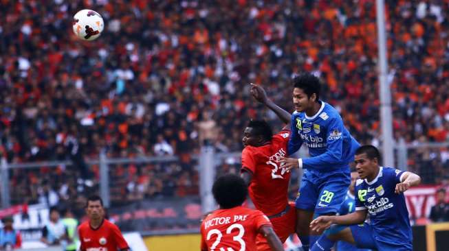 Pertandingan Liga Super Indonesia,  Persija Jakarta melawan Persib Bandung di Stadion Gelora Bung Karno Jakarta, Minggu (10/8).   [suara.com/Kurniawan Mas'ud]