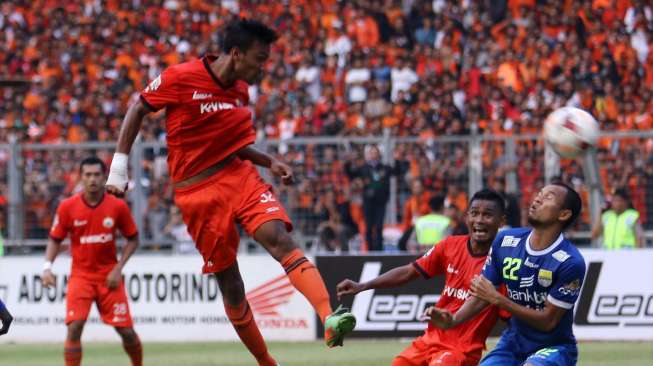 Pertandingan Liga Super Indonesia,  Persija Jakarta melawan Persib Bandung di Stadion Gelora Bung Karno Jakarta, Minggu (10/8).   [suara.com/Kurniawan Mas'ud]