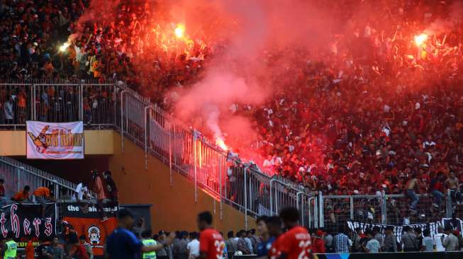 Laga Panas Persija vs Persib: Bus Dilempari Batu, Kemenangan 7-0 Maung Bandung, hingga Insiden Roy Suryo