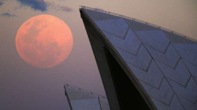 Fenomena alam supermoon muncul di wilayah Sydney, Australia, Minggu (10/8). [Reuters/David Gray]