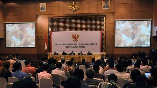 DKPP kembali menggelar sidang kedua terkait kode etik Pilpres 2014 di Ruang KH. M Rosjidi Kementrian Agama Jakarta, Senin (11/8)[suara.com/Adrian Mahakam]