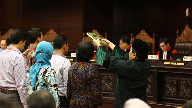 Mahkamah Konstitusi menggelar sidang ketiga perkara perselisihan Hasil Pemilihan Umum Presiden dan Wakil Presiden Tahun 2014 dengan agenda mendengarkan keterangan saksi pihak termohon di ruang sidang pleno MK Jakarta, (11/8). [suara.com/Kurniawan Mas'ud]