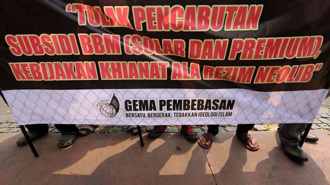 Gerakan Mahasiswa Pembebasan berunjuk rasa di depan kantor Kementrian ESDM Jakarta, Senin (11/8). [suara.com/Kurniawan Mas'ud]