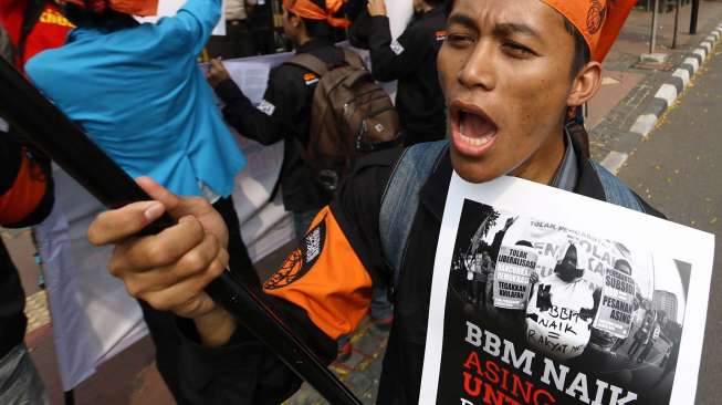 Gerakan Mahasiswa Pembebasan berunjuk rasa di depan kantor Kementrian ESDM Jakarta, Senin (11/8). [suara.com/Kurniawan Mas'ud]