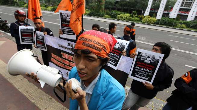 Gerakan Mahasiswa Pembebasan berunjuk rasa di depan kantor Kementrian ESDM Jakarta, Senin (11/8). [suara.com/Kurniawan Mas'ud]