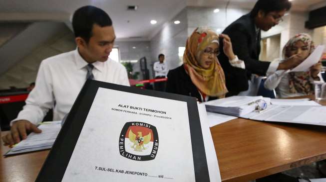 Petugas memeriksa alat bukti sengketa Pemilihan Presiden dan Wakil Presiden 2014 yang di serahkan oleh pasangan calon Prabowo-Hatta di gedung Mahkamah Konstitusi RI Jakarta, Senin (11/8). [suara.com/Kurniawan Mas'ud]