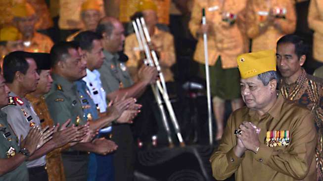 Presiden Susilo Bambang Yudhoyono (kedua kanan) didampingi Gubernur DKI Jakarta Joko WIdodo (kanan) menghadiri peringatan Hari Veteran Nasional Tahun 2014 di Balai Sarbini, Jakarta, Senin (11/8). [Antara/Prasetyo Utomo]