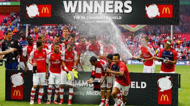 Arsenal menjuarai Community Shield, setelah mengalahkan Manchester City 3-0 di Wembley, Minggu (10/8). [Reuters/Darren Staples] 