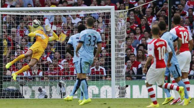 Arsenal menjuarai Community Shield, setelah mengalahkan Manchester City 3-0 di Wembley, Minggu (10/8). [Reuters/Suzanne Plunkett] 