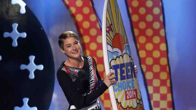 Shailene Woodley menerima penghargaan untuk kategori choice movie actress: action/adventure lewat perannya dalam film \"Divergent\"  dalam ajang Teen Choice Awards 2014 di Los Angeles, California, Amerika Serikat, Minggu (10/8).[Reuters/Mario Anzuoni]