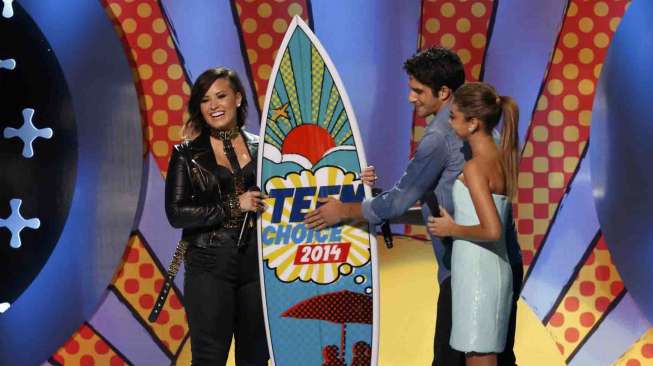 Demi Lovato menerima XPression: Choice Summer Song Award dan XPression: Choice Music Star Award dalam ajang Teen Choice Awards 2014 di Los Angeles, California, Amerika Serikat, Minggu (10/8).[Reuters/Mario Anzuoni]