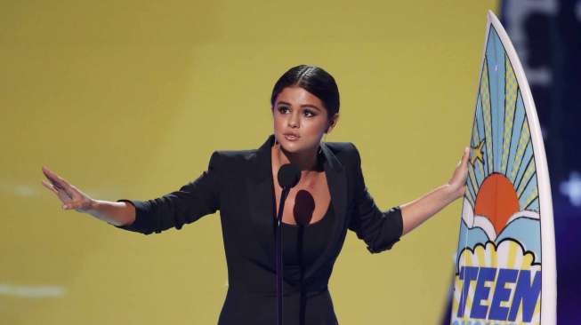 Selena Gomez menerima penghargaan kategori ultimate choice dalam ajang Teen Choice Awards 2014 di Los Angeles, California, Amerika Serikat, Minggu (10/8).[Reuters/Mario Anzuoni]