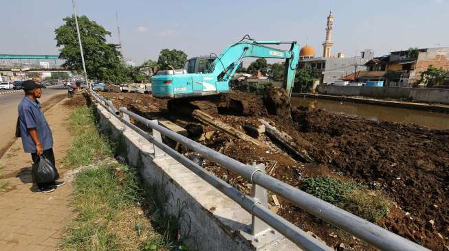 Proyek normalisasi di Sungai Ciliwung, Kampung Melayu, Jakarta, Selasa (12/8). [suara.com/Kurniawan Mas'ud]