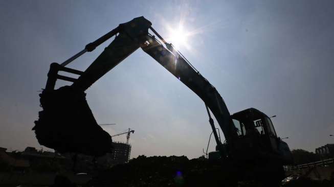 Proyek normalisasi di Sungai Ciliwung, Kampung Melayu, Jakarta, Selasa (12/8). [suara.com/Kurniawan Mas'ud]