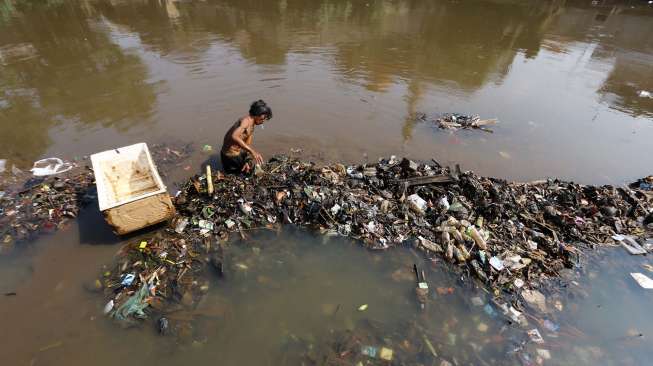 Proyek normalisasi di Sungai Ciliwung, Kampung Melayu, Jakarta, Selasa (12/8). [suara.com/Kurniawan Mas'ud]