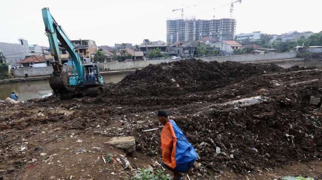 Proyek normalisasi di Sungai Ciliwung, Kampung Melayu, Jakarta, Selasa (12/8). [suara.com/Kurniawan Mas'ud]