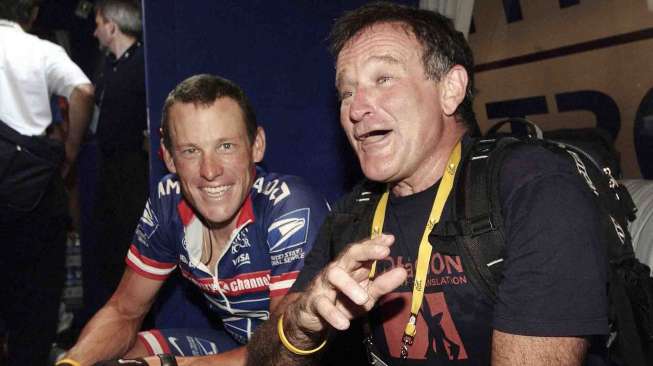 Robin Williams (kanan) bersama atlet sepeda AS Lance Armstrong di Tour de France, Prancis, 20 Juli 2004. [Reuters/Bruno Bade]