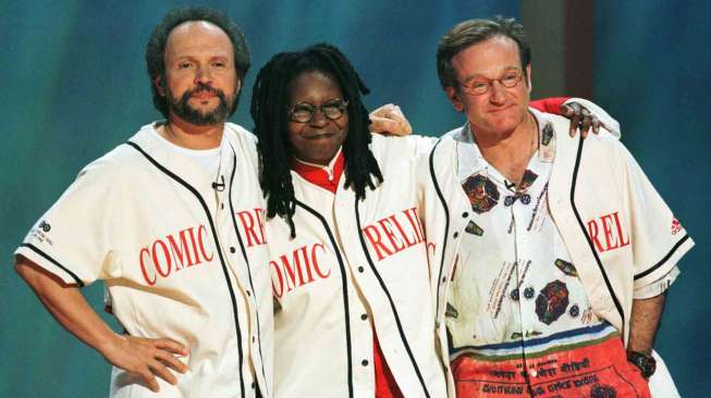 Robin Williams (kanan), Billy Crystal (kiri), dan Whoopi Goldberg di atas panggung Radio City Music Hall di New York, Amerika Serikat, 14 Juni 1998. [Reuters/Jeff Christensen]