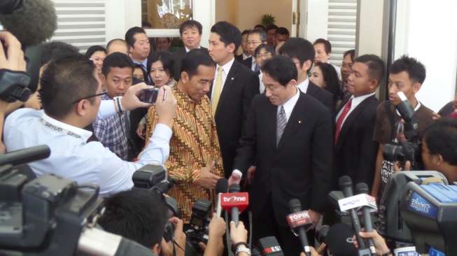 Menteri Luar Negeri Jepang, Fumio Kishida bertemu dengan Presiden RI terpilih Joko Widodo, di Balai Kota,  Jakarta, Selasa (12/8). [suara.com/Bagus Santosa]