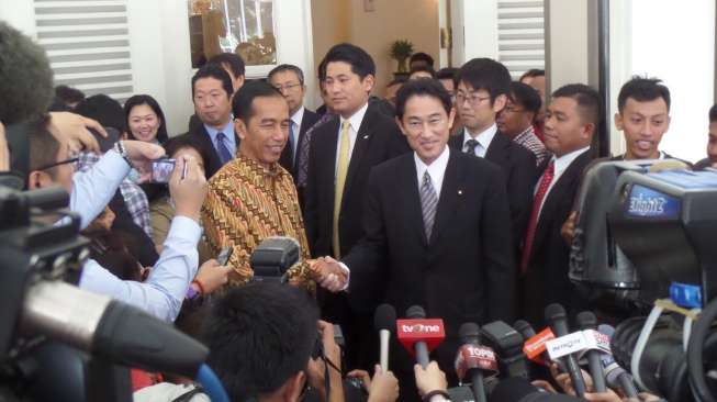 Menteri Luar Negeri Jepang, Fumio Kishida bertemu dengan Presiden RI terpilih Joko Widodo, di Balai Kota,  Jakarta, Selasa (12/8). [suara.com/Bagus Santosa]