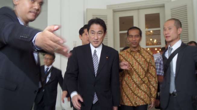 Menteri Luar Negeri Jepang, Fumio Kishida bertemu dengan Presiden RI terpilih Joko Widodo, di Balai Kota,  Jakarta, Selasa (12/8). [suara.com/Bagus Santosa]