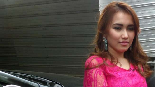 Ayu Ting Ting ditemui di Studio AD, Jalan TB Simatupang, Jakarta Selatan, Selasa (12/8). [suara.com/Ismail]