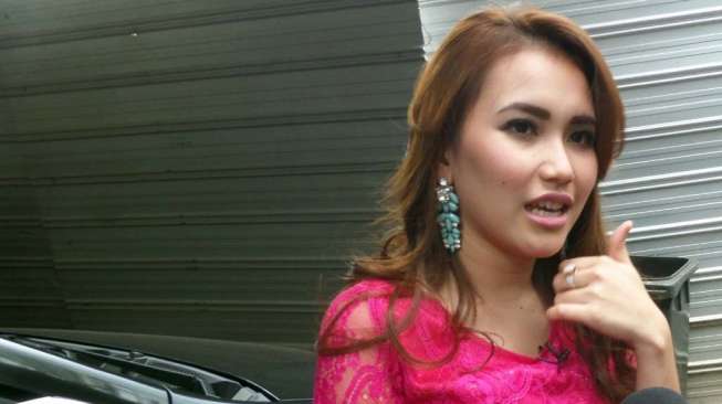 Ayu Ting Ting ditemui di Studio AD, Jalan TB Simatupang, Jakarta Selatan, Selasa (12/8). [suara.com/Ismail]