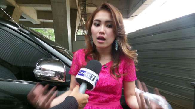 Ayu Ting Ting ditemui di Studio AD, Jalan TB Simatupang, Jakarta Selatan, Selasa (12/8). [suara.com/Ismail]