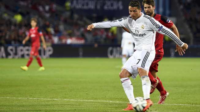 Cristiano Ronaldo menendang bola ke gawang Sevilla yang menjadi gol keduanya dalam laga final Piala Super UEFA di Stadion Cardiff City, Wales, (12/8). (Reuters/Dylan Martinez)