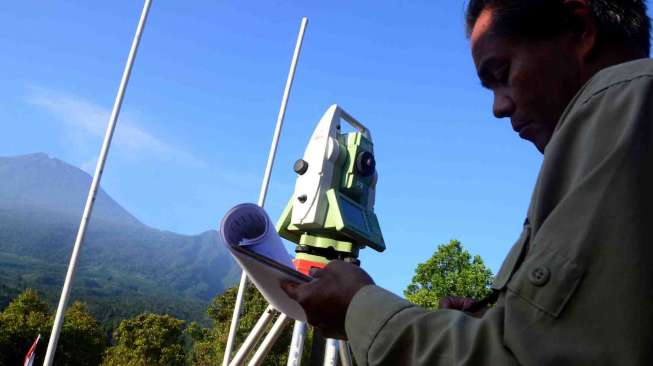 Petugas memantau aktivitas Gunung Slamet di Pos Pengamatan Gunung Api Slamet, Desa Gambuhan, Pemalang, Jateng, Rabu (13/8). [Antara/Oky Lukmansyah]