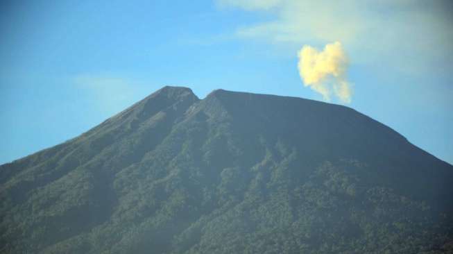 Gunung Slamet mengeluarkan asap hitam dan letusan terlihat dari Pos Pengamatan Gunung Api Slamet, Desa Gambuhan, Pemalang, Jateng, Rabu (13/8).  [Antara/Oky Lukmansyah]