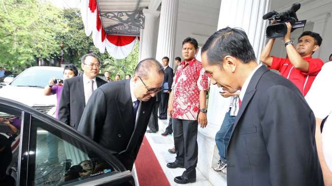 Menteri Luar Negeri Korea Utara, Ri Su Yong, bertemu Gubernur DKI Jakarta Joko Widodo di Balai Kota DKI Jakarta, Rabu (13/8). [suara.com/Kurniawan Mas'ud]