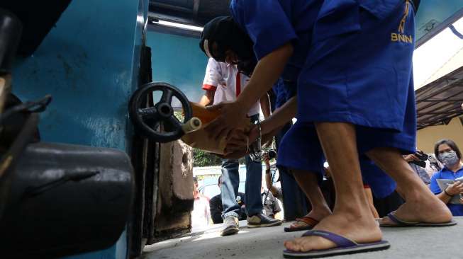 Badan Narkotika Nasional (BNN) melakukan pemusnahan barang bukti sebanyak 2.172,6 gram ganja kering dan 1.010,3 gram sabu, di Kantor BNN Jakarta, Kamis (14/8). [suara.com/Kurniawan Mas'ud]