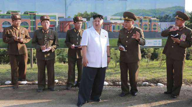 Pemimpin Korea Utara Kim Jong Un, meninjau pembangunan rumah untuk bayi dan panti asuhan di Pyongyang, Korea Utara, Rabu (13/8). [Reuters/KCNA]