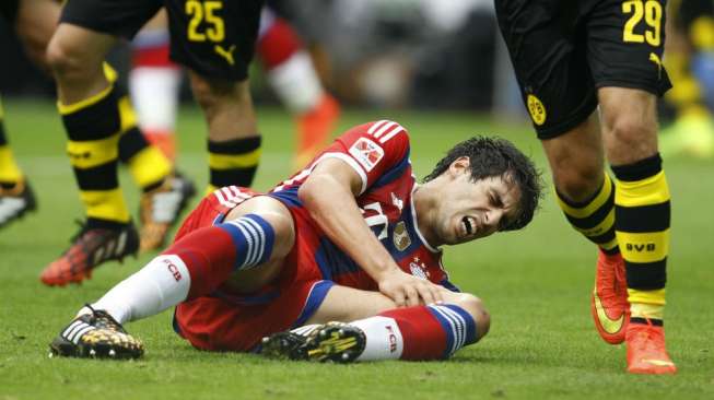 Gelandang Bayern Munich Javier Martinez mengalami cedera saat menghadapi Dortmund.  [REUTERS/Ina Fassbender]