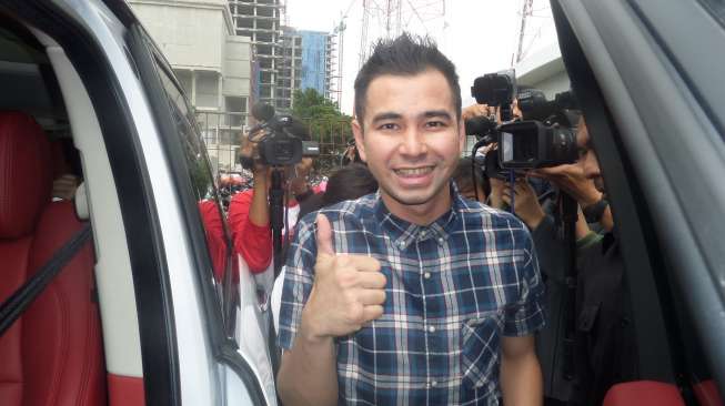 Aktor sekaligus presenter Raffi Ahmad ditemui di kawasan Kebon Jeruk, Jakarta Barat,  Kamis (14/8/2014). [Suara.com/Yazir Farouk]  